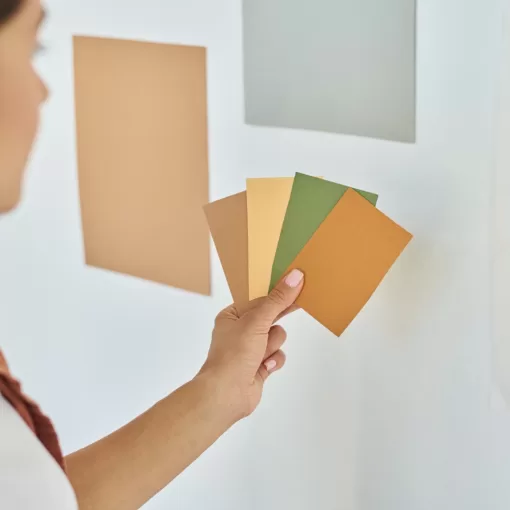 Imagem mostra uma mulher escolhendo a paleta de cores para apartamento.