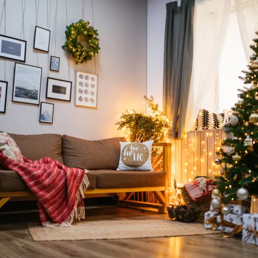 Imagem representa uma decoração de Natal em apartamento.