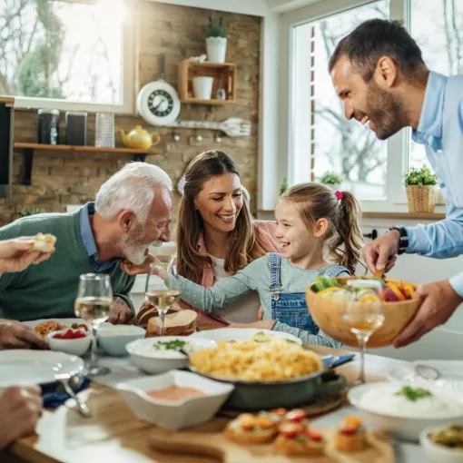 Imagem representa um jantar em família.